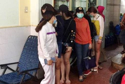 Các nữ nhân viên bỏ chạy bị trinh sát chặn lại