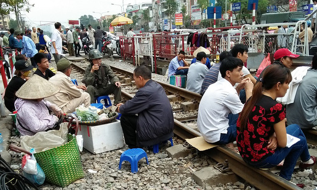 Theo ghi nhận của PV, khu chợ cóc này thường xuyên họp từ 7h sáng – 2h chiều mỗi ngày. “Chợ” kéo dài khoảng 50m từ cổng bệnh viện Bạch Mai tới chân cầu vượt bộ hành trên đường Giải Phóng với gần chục quán ăn sáng và trà đá