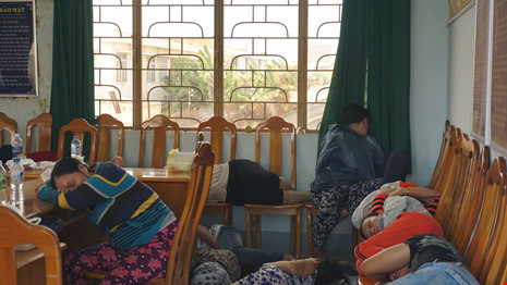 Các con bạc hầu hết là "quý bà" đang bị tạm giữ tại phòng cảnh sát hình sự