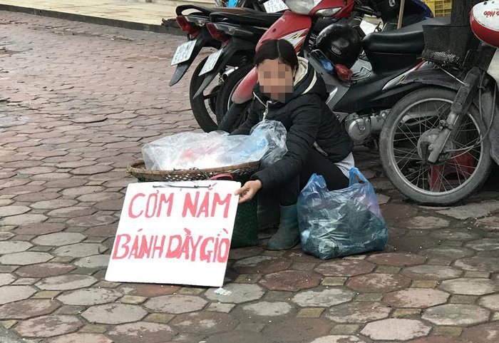 Nhiều người chỉ ngồi bán cơm nắm ngoài vỉa hè nhưng có thể thu lãi tới vài chục triệu đồng/tháng