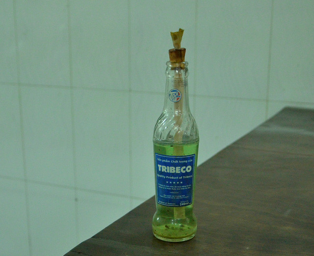 Một chai bom xăng mà đối tượng ném vào trụ sở công an phường 12, quận 8 nhưng chưa kịp cháy