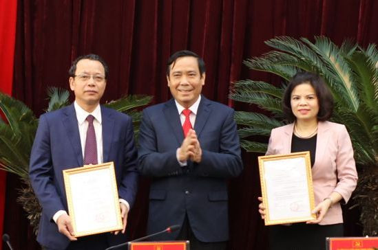 Phó Trưởng Ban Thường trực Ban Tổ chức Trung ương Nguyễn Thanh Bình trao quyết định cho đồng chí Nguyễn Hương Giang và đồng chí Nguyễn Quốc Chung. Ảnh: VGP