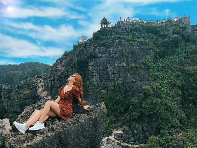 Hình ảnh mới nhất của Nhật Lê bị chỉ trích vì tư thế ngồi kém duyên.