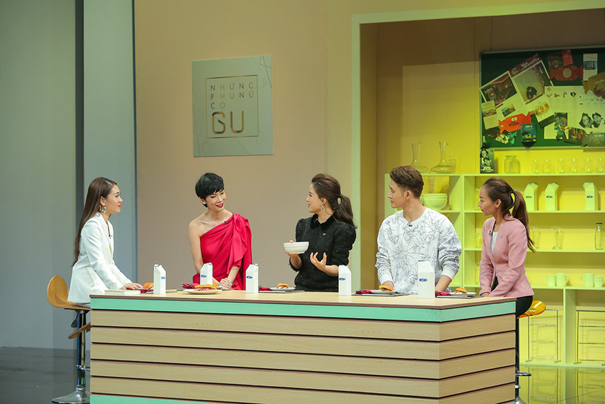 Chương trình có sự góp mặt của những người phụ nữ nổi tiếng, có ảnh hưởng nhất định trong cộng đồng, những người phụ nữ thời đại mới như Xuân Lan, Trang Moon, ca sĩ Thái Thùy Linh, ca sĩ Jin Ju Shin, đạo diễn Nguyễn Hoàng Điệp,... 