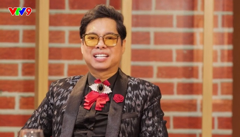 Danh ca Ngọc Sơn trong chương trình "Chuyện của sao".