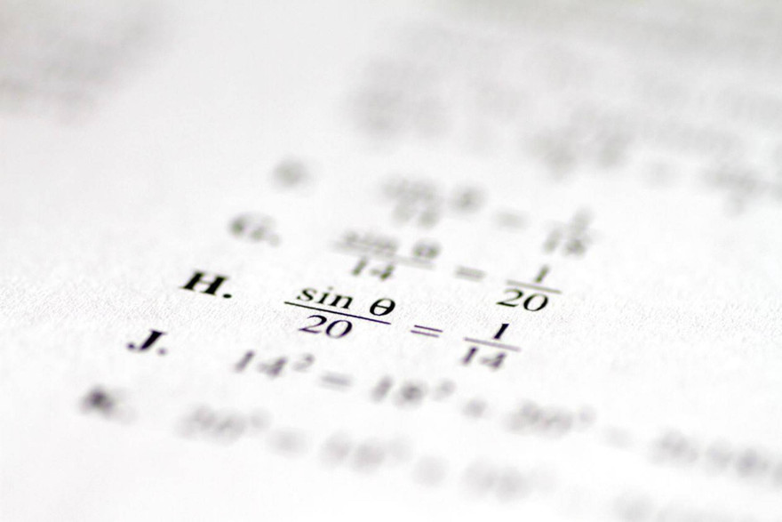 Các phương thức gian lận của Mark Riddell bao gồm trực tiếp thi hộ, giúp thí sinh trong giờ thi, và sửa đáp án sau giờ thi. Ảnh: Reuters.