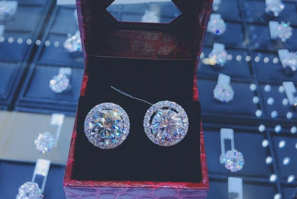 Showbiz 15/3: Lâm Khánh Chi khoe quà ‘khủng’ giá 20 tỷ