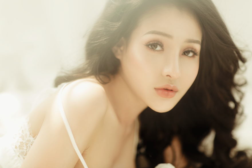 Ngân 98 lại tung ảnh gợi cảm với váy ren mỏng tang ‘nhức’ mắt