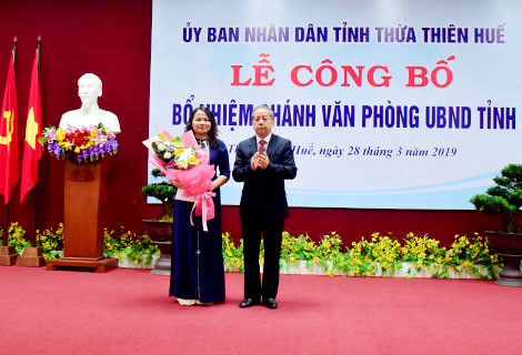 Chủ tịch UBND tỉnh Thừa Thiên Huế Phan Ngọc Thọ trao quyết định và chúc mừng đồng chí Trần Thị Hoài Trâm