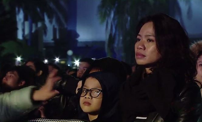 Vợ Trần Lập xuất hiện trong đêm nhạc "Đôi bàn tay thắp lửa" tháng 1/2016 (sau 2 tháng Trần Lập phát hiện ung thư). 