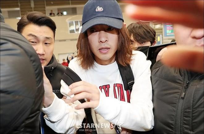 Chiều 12/3, Jung Joon Young bị các phóng viên vây quanh và bị đánh ngay tại sân bay khi trở về Hàn Quốc.