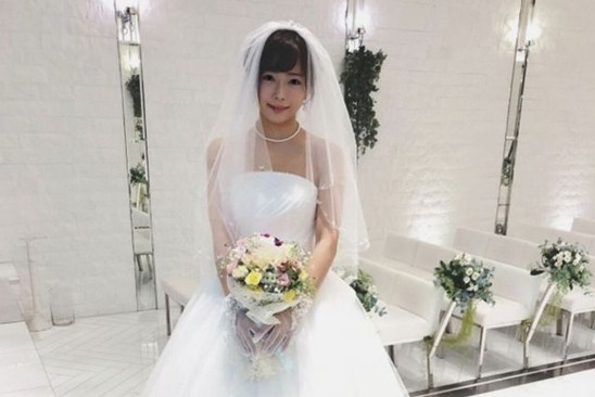 Showbiz 5/3: Diễn viên phim cấp 3 làm đám cưới với chính mình gây ‘sốc’