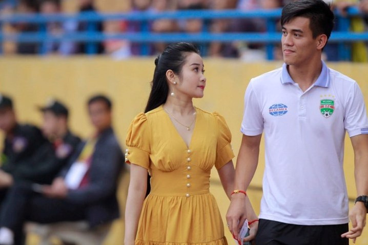 Bạn gái hotgirl của Tiến Linh khoe nhẫn kim cương trong ngày 8/3