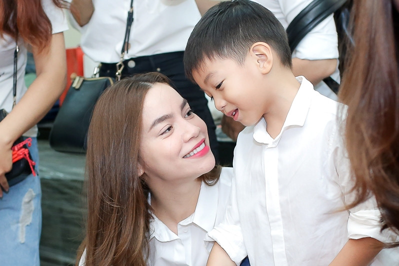 Hồ Ngọc Hà và con trai Subeo.