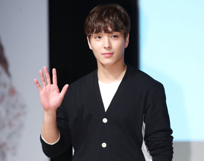 Choi Jong Hoon sinh năm 1990, là trưởng nhóm kiêm thành viên chơi guitar của F.T. Island.