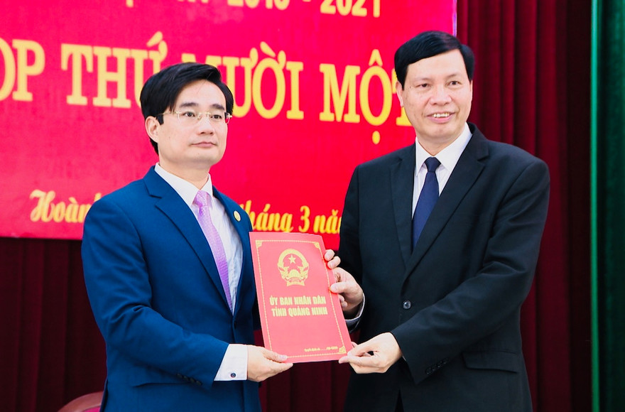 Chủ tịch UBND tỉnh Quảng Ninh Nguyễn Đức Long trao quyết định phê chuẩn kết quả bầu bổ sung chức vụ Chủ tịch UBND huyện Hoành Bồ cho đồng chí Nguyễn Anh Tú.