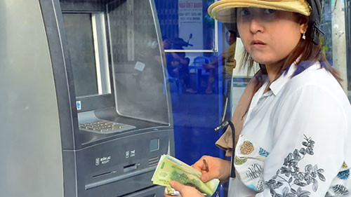 Một số NH áp dụng nhiều khoản phí vô lý, giá thu cao và giới hạn mức rút tiền gây bức xúc cho khách hàng Ảnh: Người Lao Động