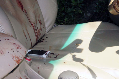 Viên đạn còn rơi ở trên ghế xe sau khi đưa xác ông Tú ra ngoài - Ảnh: Đỗ Trường (Thanh Niên)