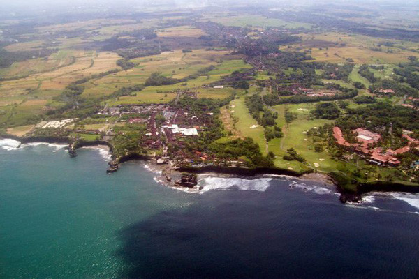  Tàu chở 20 du khách nước ngoài và 5 thuỷ thủ Indonesia bị đắm gần đảo Sumbawa khi từ đảo Lombok sang đảo Komodo - Ảnh: AFP