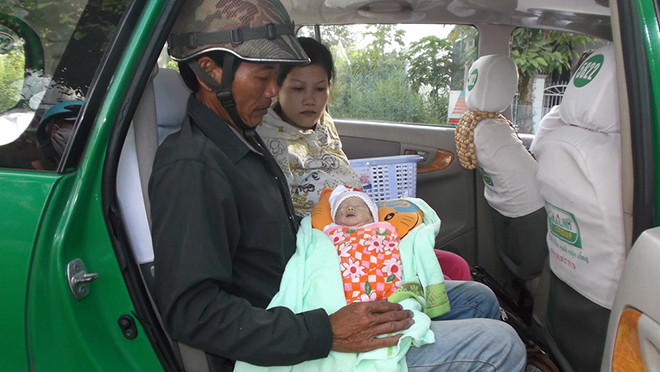 Vợ chồng chị Linh đưa thi thể con về quê chôn cất. Ảnh: Trung Tính