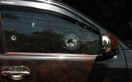 Vết đạn trên xe ô tô