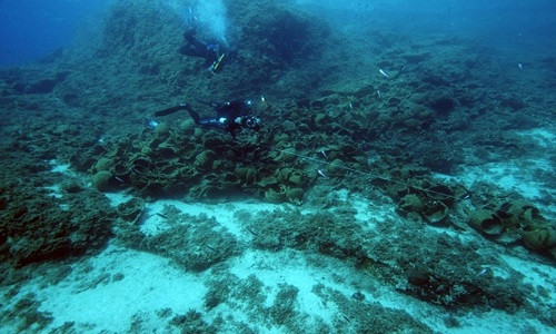 Hàng hóa từ những con tàu đắm chất đầy dưới đáy biển. Ảnh: V. Mentogianis.