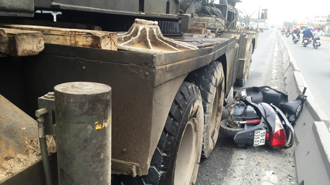 Va chạm khiến nạn nhân và xe máy bị kéo nhiều mét.