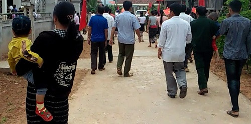 Người dân kéo đến nhà bà Đào để đòi nợ.