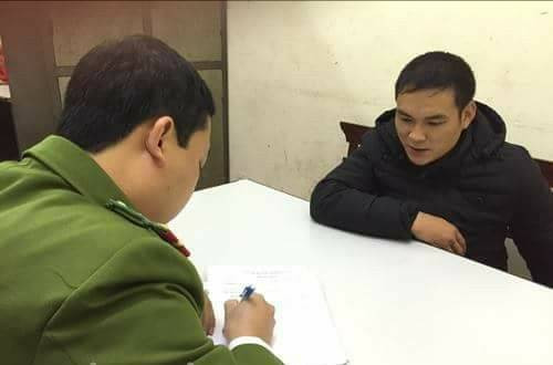 Đối tượng Truyện (bìa phải) tại cơ quan công an *ảnh T.L 