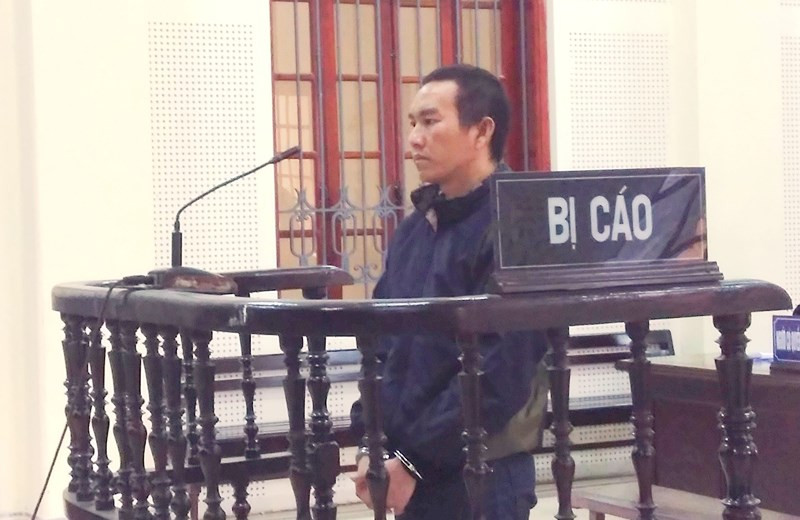 Bị cáo Tênh trước vành móng ngựa.