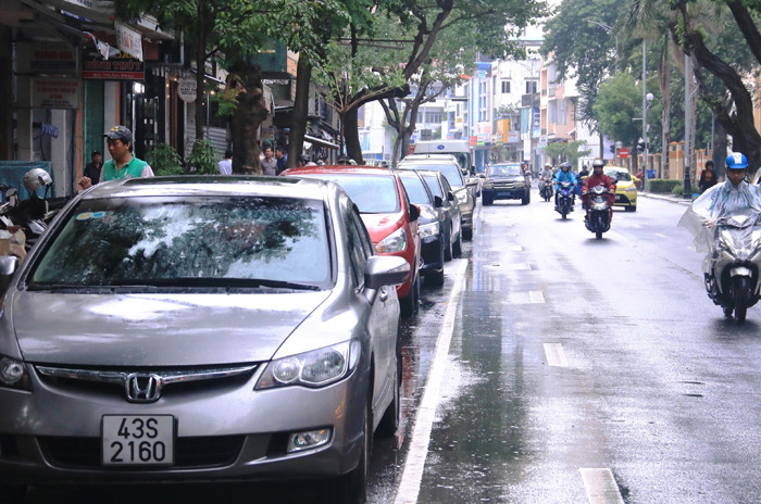 Xe ô tô đậu hàng dài trên đường Trần Phú, quận Hải Châu (Đà Nẵng)