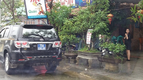 Chiếc xe công mang biển xanh vào đỗ trước quán nhậu trong giờ hành chính vào chiều 29/11, khiến nhiều người bất bình.