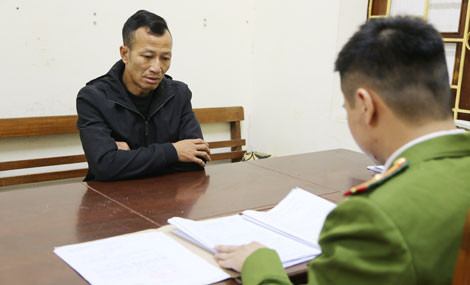 Đối tượng Sơn khai nhận tại cơ quan công an. Ảnh: N. Thái
