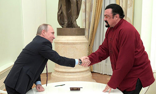 Tổng thống Putin bắt tay diễn viên Mỹ Steven Seagal tại điện Kremlin, Moscow, hôm qua. Ảnh: AP.
