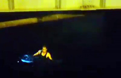 Nhân viên tàu hỏa mò tìm nạn nhân dưới sông Lừ.