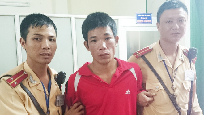 Đối tượng Dương bị các chiến sĩ CSGT đội 3 khống chế 