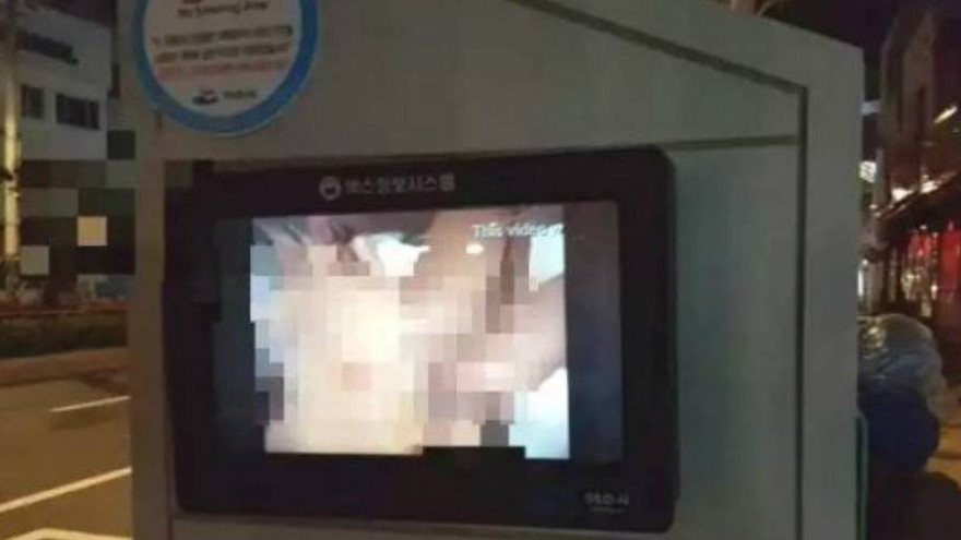 Chiếu phim ‘nóng’ ở trạm xe buýt suốt 40 phút