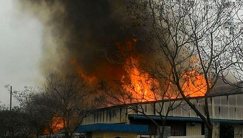 Biển lửa bao trùm khu nhà kho của công ty Nam Á. Ảnh: Anh Tuấn.