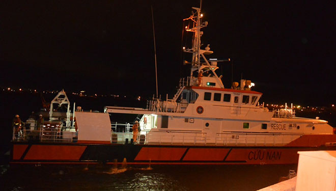 Tàu SAR 412 đi cứu nạn ngay trong đêm.