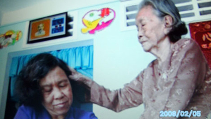 Hai mẹ con, hai người đồng chí sống nương tựa vào nhau lúc tuổi già.