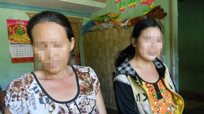 Bà Dư (trái) cho rằng con gái mình bị Dương xâm hại 