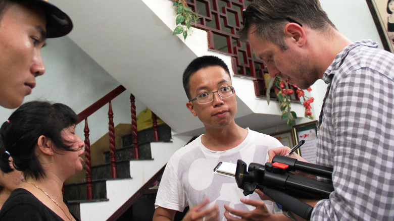 Đoàn báo quốc tế đến ghi nhận thông tin tàu bị đâm chìm tại nhà chủ tàu và các ngư dân trên tàu cá ĐNa 90152TS . Ảnh: Nguyễn Huy