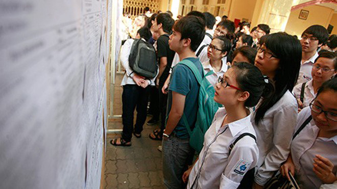 Sĩ tử xem số báo danh tại kỳ thi tốt nghiệp 2013.