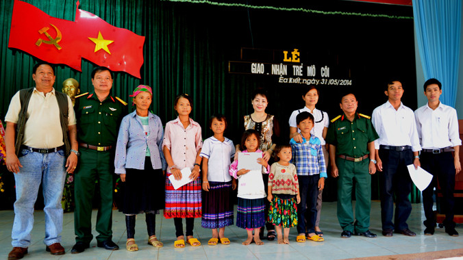Lễ giao nhận các cháu tại UBND xã Ea Kiết. Ảnh: Thiên Thảo