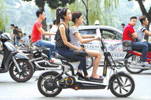 Trường hợp xe máy điện khi tham gia giao thông mà không có đăng ký BKS thì sẽ bị lực lượng chức năng xử phạt từ 300.000 - 400.000 đồng, tương đương mức tiền xử phạt của các loại mô tô khác. Ảnh: Ngọc Thắng 