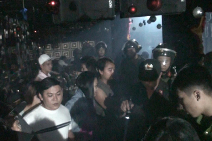 Bản tin 14H: Cả trăm người hò hét, phê ma tuý trong quán bar
