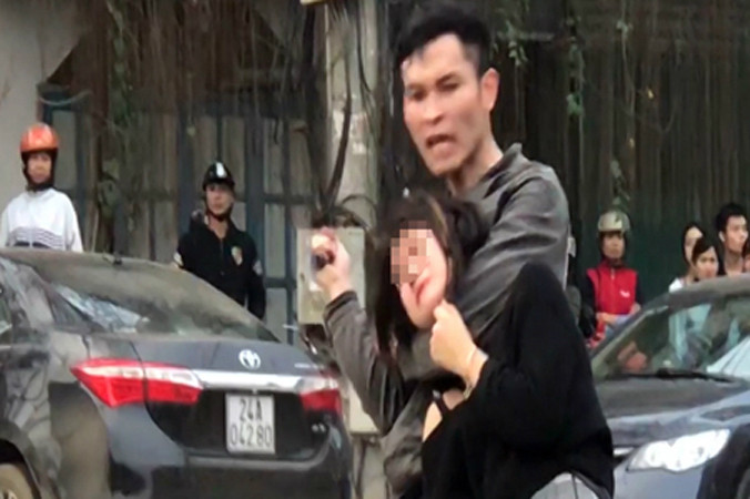 Kẻ ngáo đá cầm dao khống chế nữ sinh giữa đường.
