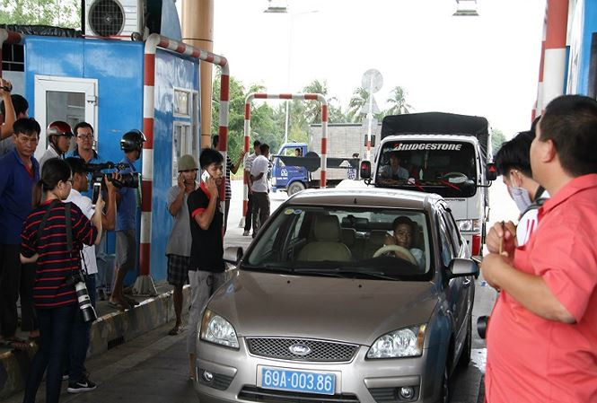 Kỷ luật tài xế xe biển xanh phản đối Trạm BOT Sóc Trăng