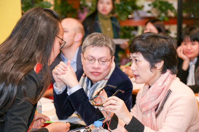 Ban giám khảo đang trao đổi với thành viên của một trong 12 đội tham gia vòng chung kết.