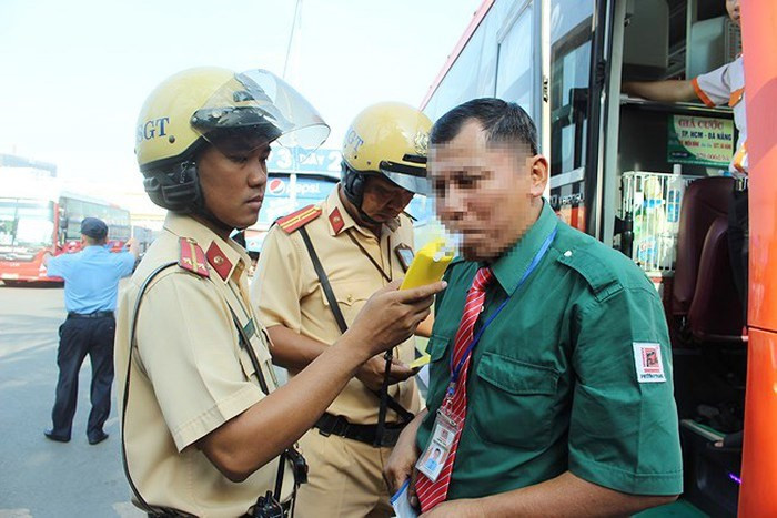 CSGT kiểm tra và phát hiện nhiều tài xế dương tính với ma túy khi lái xe trên đường